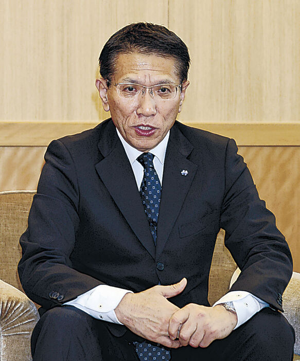 被災地支援を継続する考えを語る松田社長＝富山市の北陸電力本店