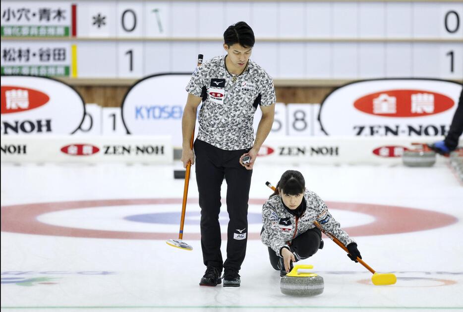 カーリングの日本混合ダブルス選手権で優勝した松村千秋（右）、谷田康真組＝稚内市みどりスポーツパーク