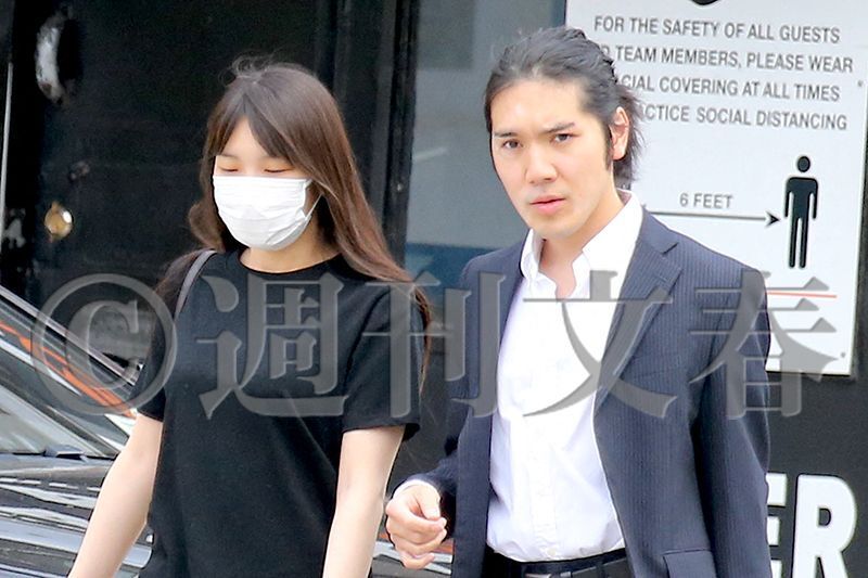 NYの街を歩く小室夫妻