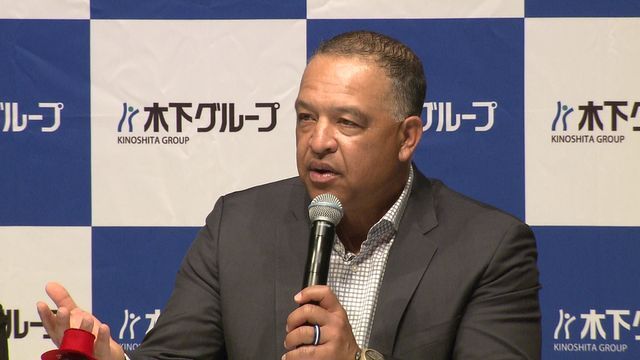 会見で大谷翔平選手について話すドジャース・ロバーツ監督