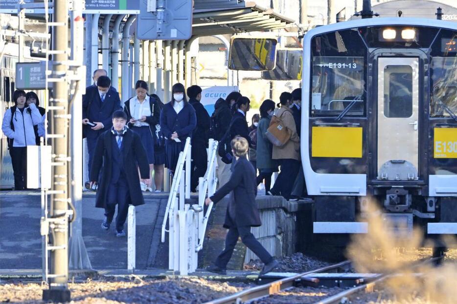 朝の通勤通学時間帯に乗降客が行き交うJR水郡線の上菅谷駅=那珂市菅谷