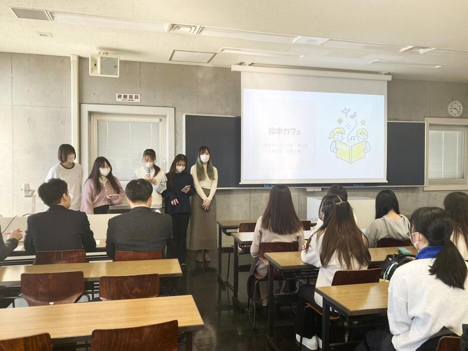 発表を行う学生