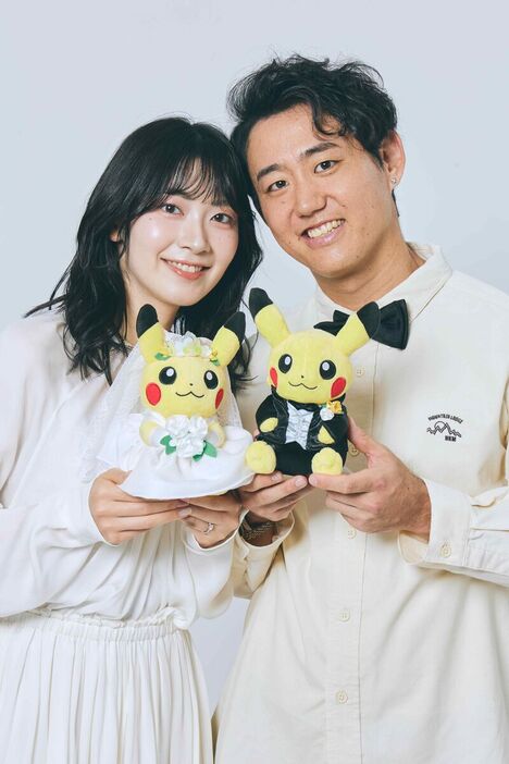 共通の趣味であるポケモンの人気キャラ・ピカチュウを手に結婚を発表した檜山沙耶と西岡良仁