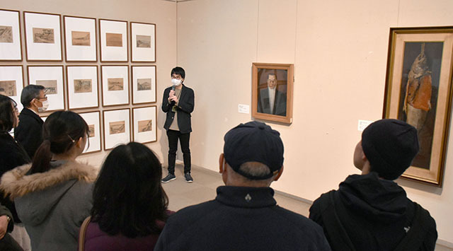 開館当初に収蔵した洋画家高橋由一の作品などを解説する学芸員＝山形市・山形美術館