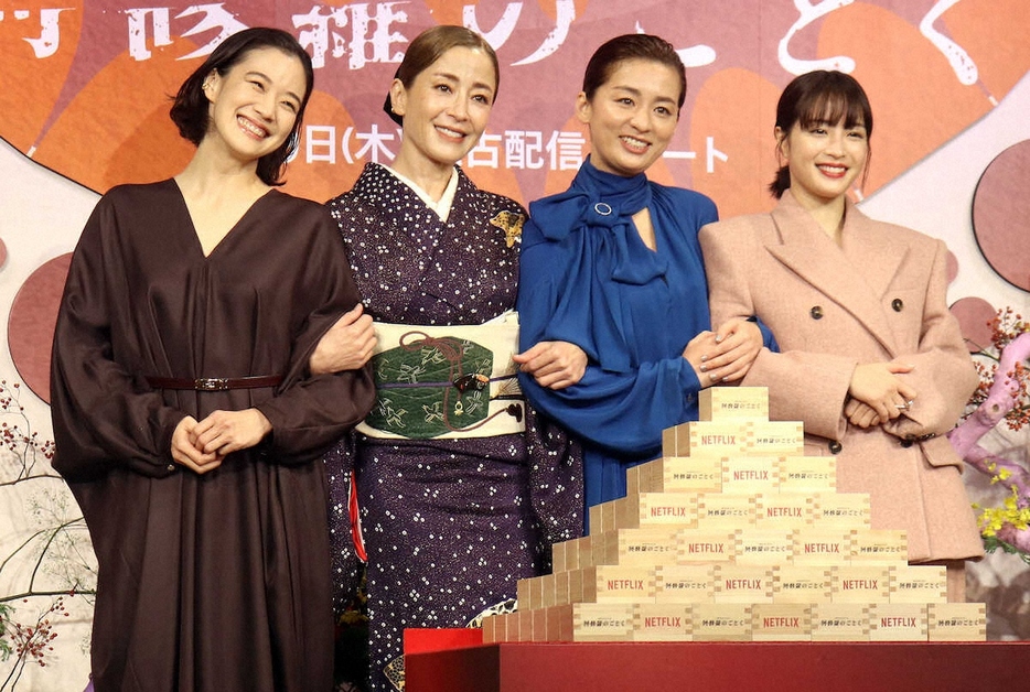 完成報告会に出席した（左から）蒼井優、宮沢りえ、尾野真千子、広瀬すず