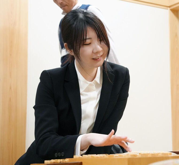 棋士編入試験第４局に勝利し笑顔を見せた西山朋佳女流三冠（カメラ・瀬戸　花音）