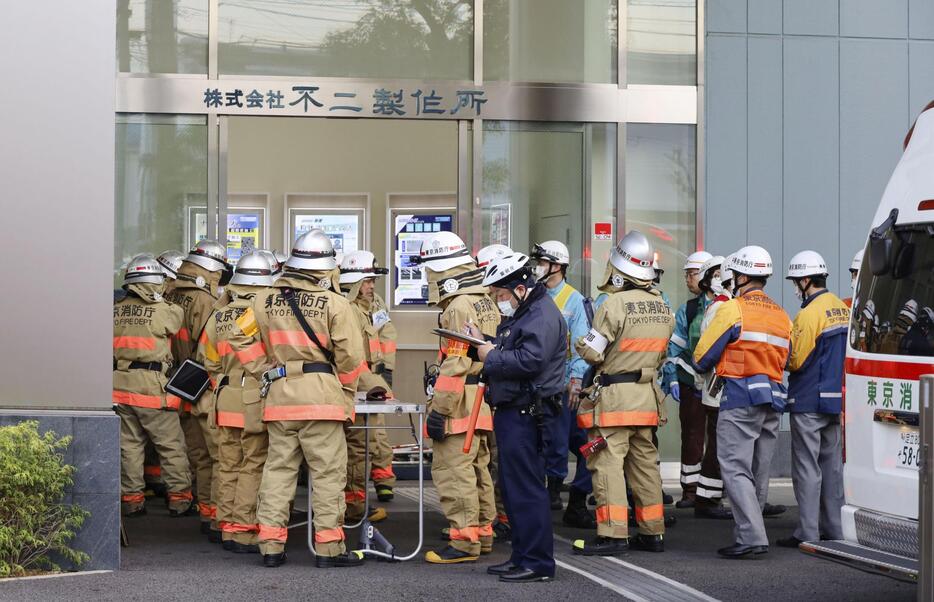 東京都江戸川区の工場前に集まった消防隊員ら＝26日午後3時37分