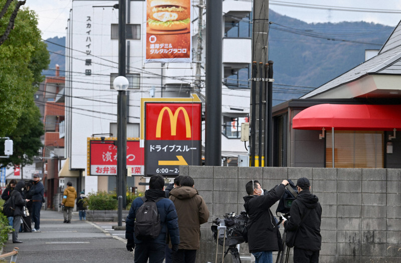 店内で中学生2人が刺された事件から一夜明け、休業したマクドナルド322徳力店前に集まった報道陣＝北九州市小倉南区で2024年12月15日午前10時52分、平川義之撮影