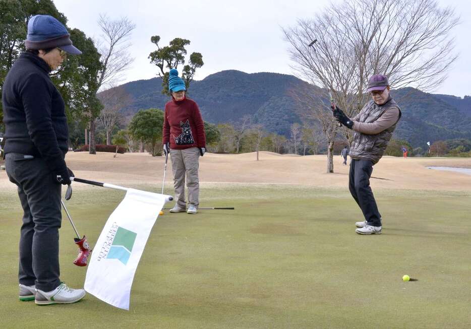 〈資料写真〉２０１８年２月、ゴルフを楽しむ韓国の旅行客＝薩摩川内市の祁答院ゴルフ倶楽部