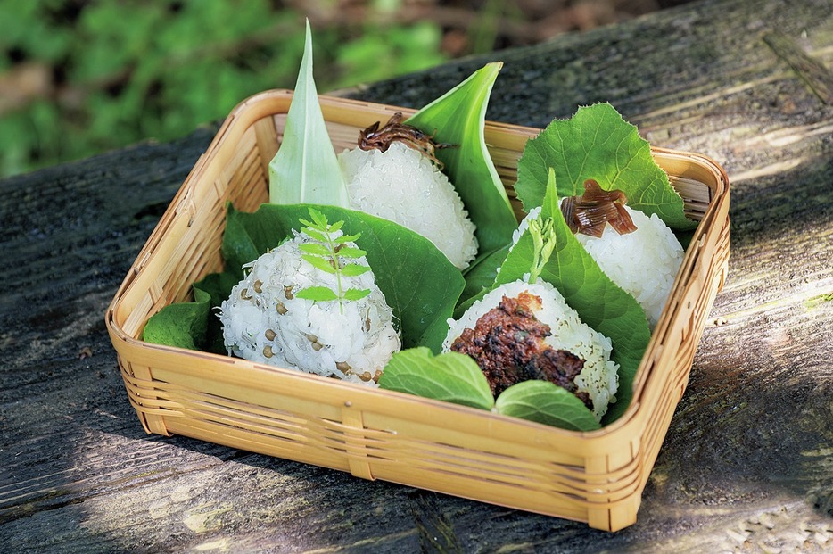 自然のモノを活かした「里山おにぎり」を作りました。