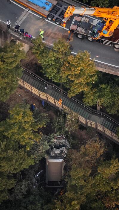 クレーンにつり上げられるダンプカー（11月12日午後5時6分、広島市安佐南区）