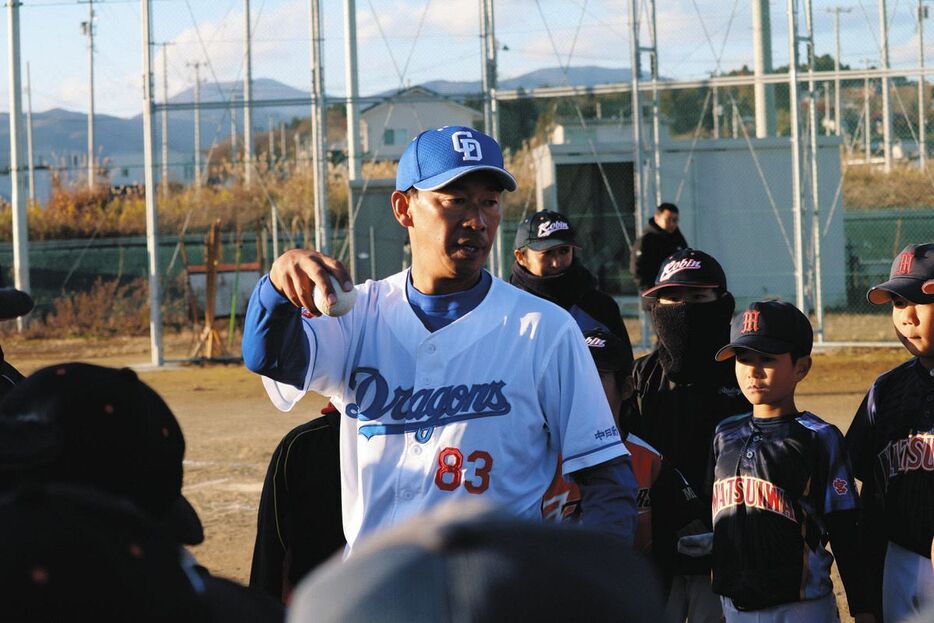 野球教室で身ぶり手ぶりで教える山井大介投手コーチ