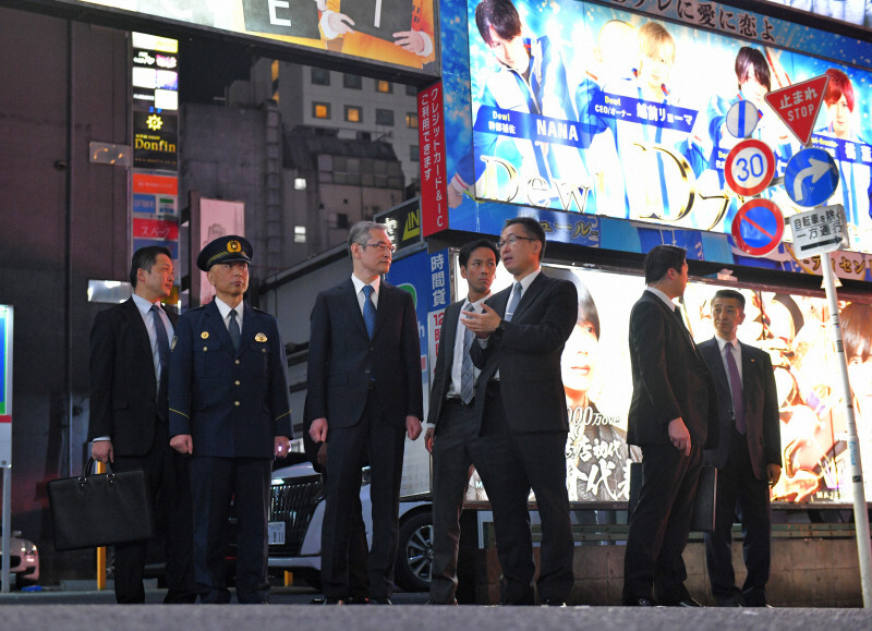 東京・歌舞伎町を視察する露木康浩・警察庁長官（左から3人目）＝東京都新宿区で2023年11月27日午後6時50分、手塚耕一郎撮影