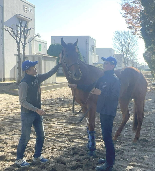 美浦トレセンに帰厩したレモンポップと田中博師（左）、田端助手