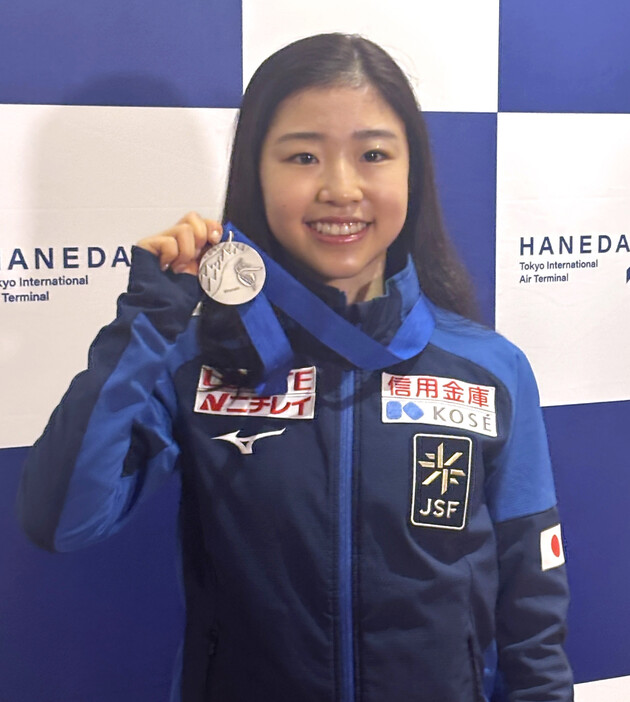 グランプリファイナルを終えて帰国し、撮影に応じる千葉百音。女子で日本勢最高の２位に入った千葉は「初出場で２位に終われたことは、この後、大きい大会に出た時に自信にしていい」と振り返った＝１０日午後