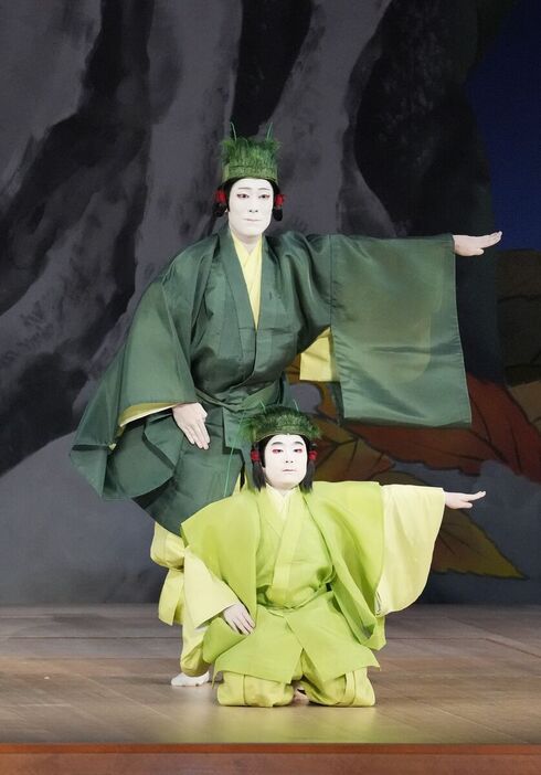 「舞鶴雪月花」で松虫を演じる中村勘九郎（左）と中村長三郎（C）松竹