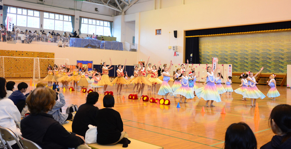 子どもたちの多彩なパフォーマンスで盛り上がった子どもフェスティバル＝21日、鹿児島県奄美市住用町