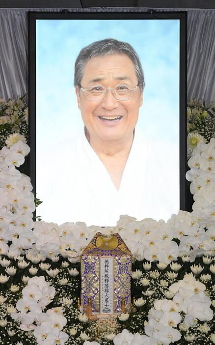 　北の富士勝昭さんの遺影と位牌（いはい）＝撮影・佐々木彰尚