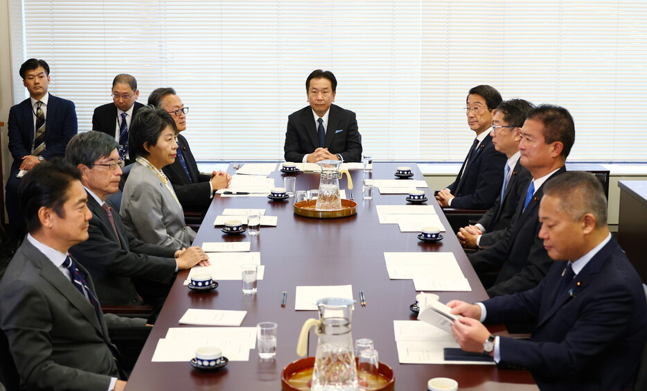 衆院憲法審査会の幹事懇談会に臨む枝野幸男会長（中央奥）ら＝６日午前、国会内