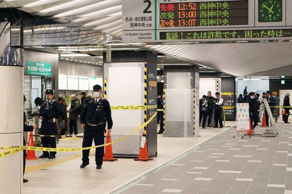 70代女性が刺された市営地下鉄三宮駅の現場付近＝18日午後0時52分、神戸市中央区（西浦健登撮影）