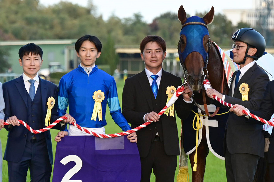 レモンポップと田中博康調教師（左端）