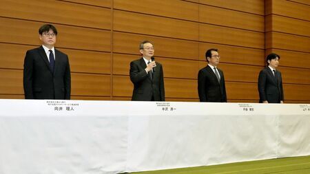 元行員が貸金庫から顧客の資産を着服していた問題をめぐり、12月16日に会見を開いた三菱UFJ銀行。半沢淳一頭取（左から2人目）は「深く反省している」と謝罪した（撮影：梅谷秀司）