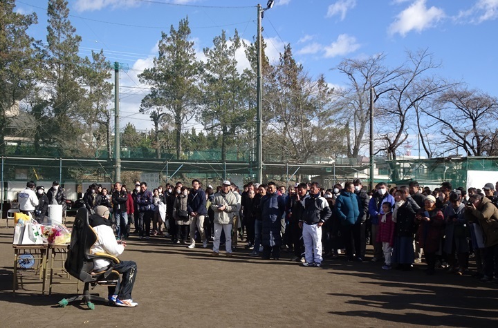 相模原高のグラウンドには3校の中学軟式野球時代と川崎北高、相模原高の卒業生、保護者ら約200人が集まった[写真＝BBM]