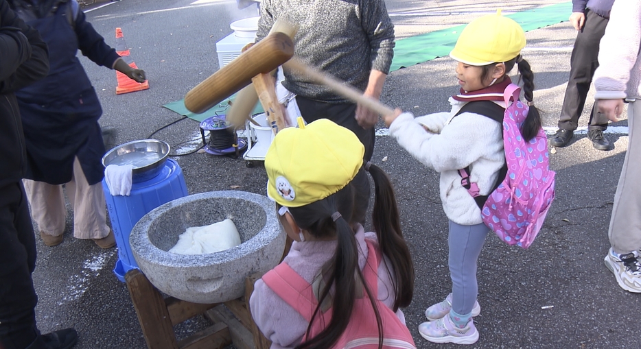 この時期恒例の「歳末愛の餅つき大会」