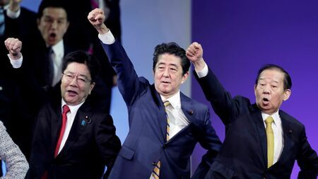 選挙にめっぽう強かった故・安倍晋三首相（中央）。だがアベノミクスは筆者に言わせれば「国富を大幅に目減りさせる安売り戦略」だった（写真：ブルームバーグ）