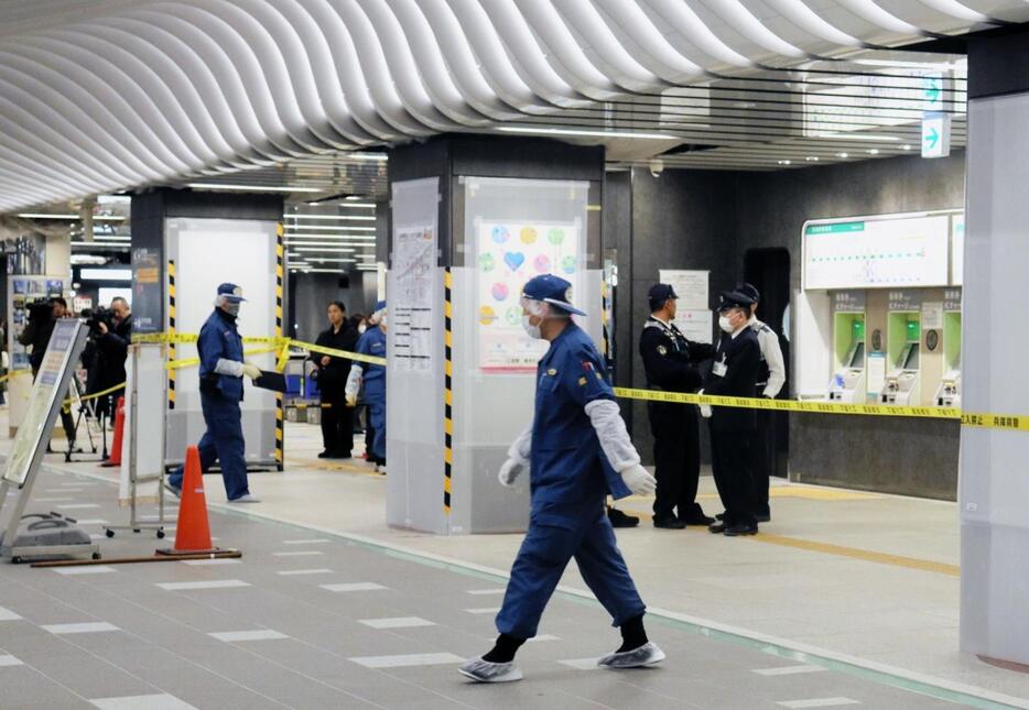 女性が刺されたとみられる現場付近＝１８日午後１時１６分、神戸市中央区の市営地下鉄三宮駅東改札前