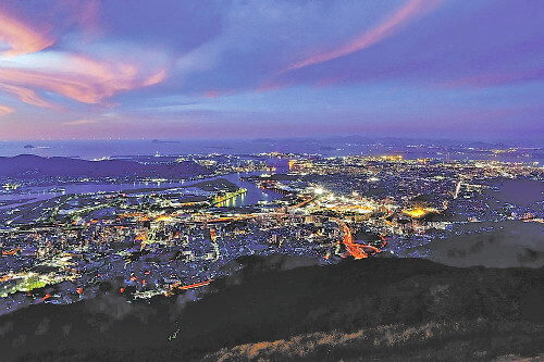 皿倉山から見える北九州市の夜景（北九州市提供）