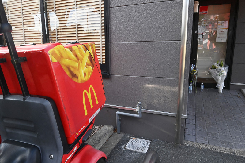 中3男女殺傷事件のあった「マクドナルド322徳力店」。入り口（右奥）に花束が供えられていた＝北九州市小倉南区で2024年12月17日午後2時52分、上入来尚撮影