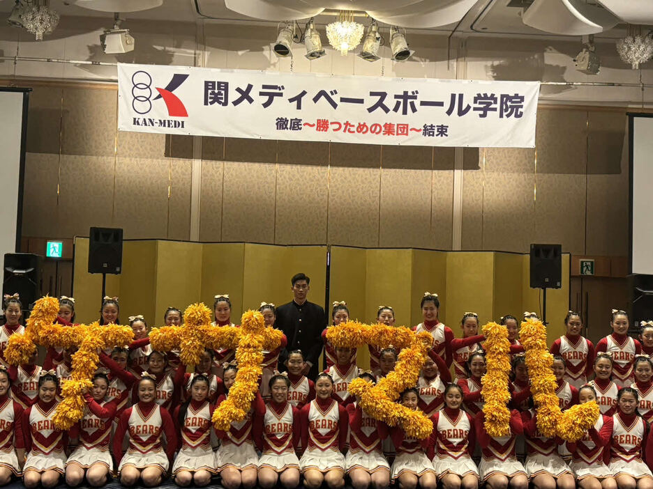 箕面自由学園高校チアリーダー部GOLDEN BEARSがポンポンで「ケサマル」の文字を作って祝福（本人は中央奥、撮影・山崎健太）