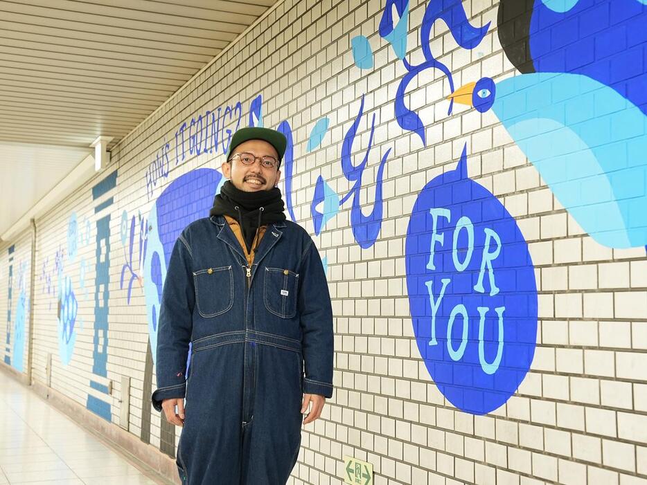 壁画アートを制作したイラストレーターの「イフクカズヒコ」さん（写真提供＝西武鉄道）