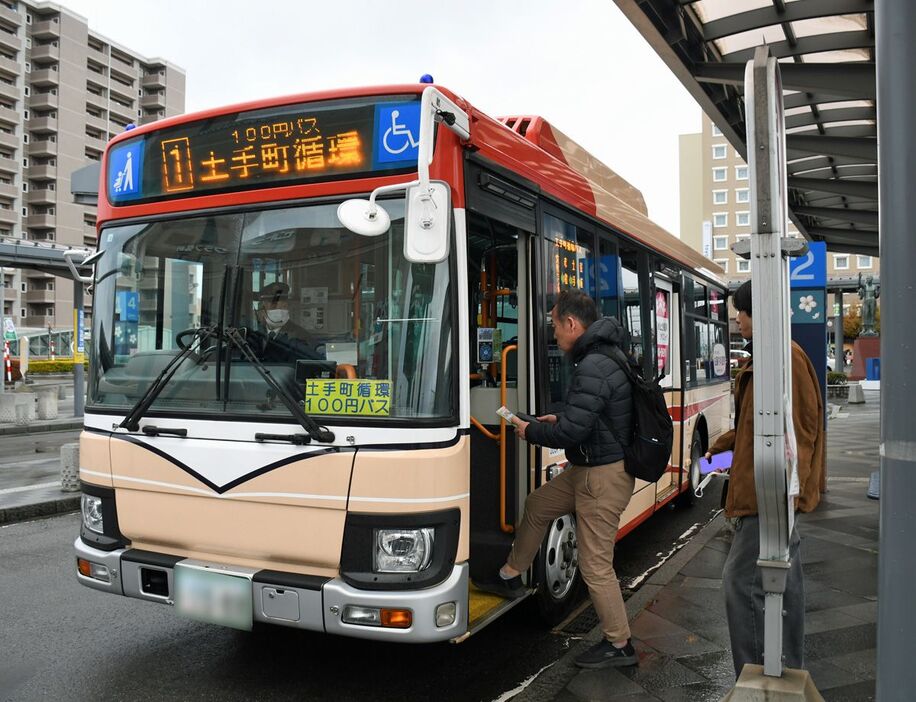 12月1日から運賃を値上げする弘南バス＝30日午後、弘前駅前