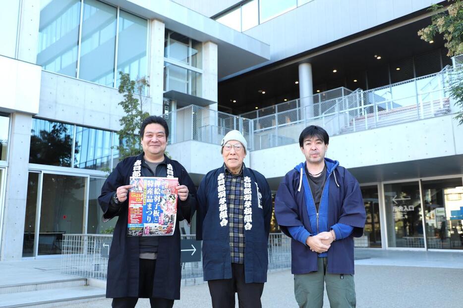 （左から）春日部羽子板組合の水野大さん、小西恵三さん、坂田和則さん