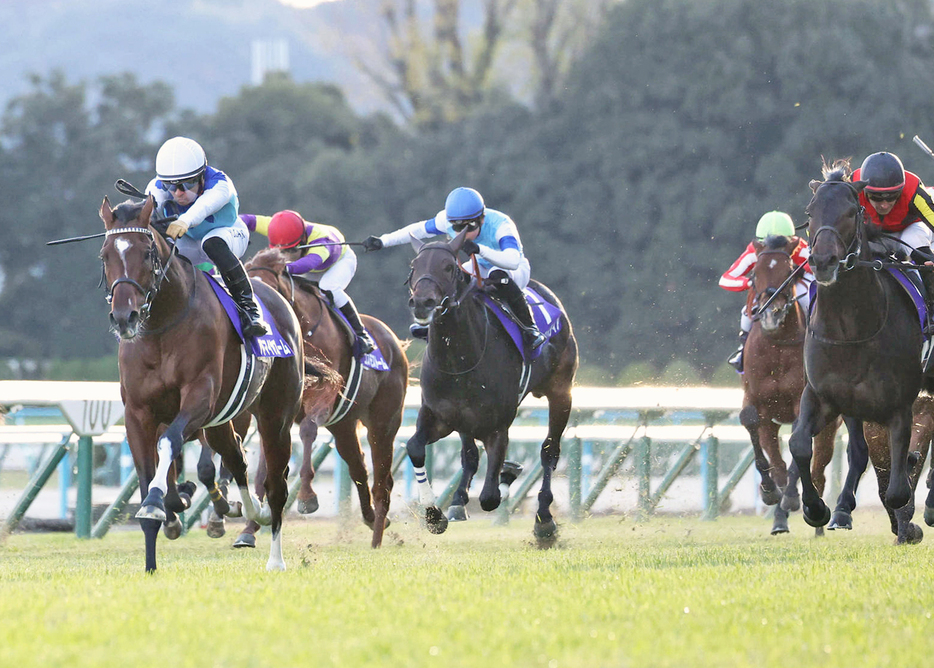 直線抜け出して朝日杯FSを制したアドマイヤズーム（左）（撮影・白石智彦）