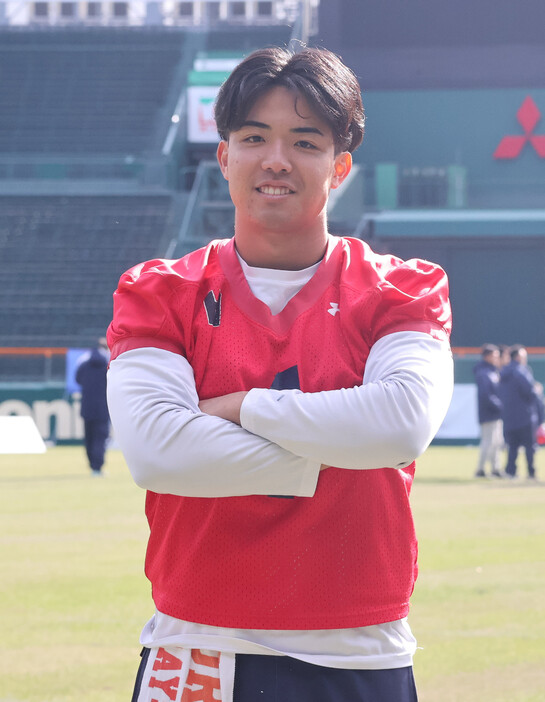 アメリカンフットボールの全日本大学選手権決勝、第７９回甲子園ボウルで、１８年ぶりの頂点を目指す法大（関東１位）が試合前日の１４日、甲子園球場で練習を行った。写真は公開練習で撮影に応じる法大のＱＢ谷口。