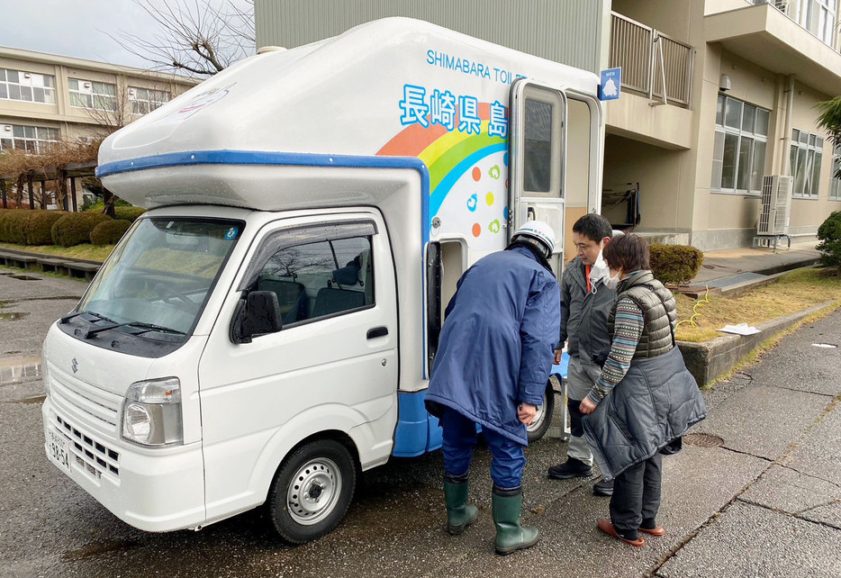 能登半島地震で石川県輪島市の避難所に設置された長崎県島原市のトイレカー＝1月（島原市提供）