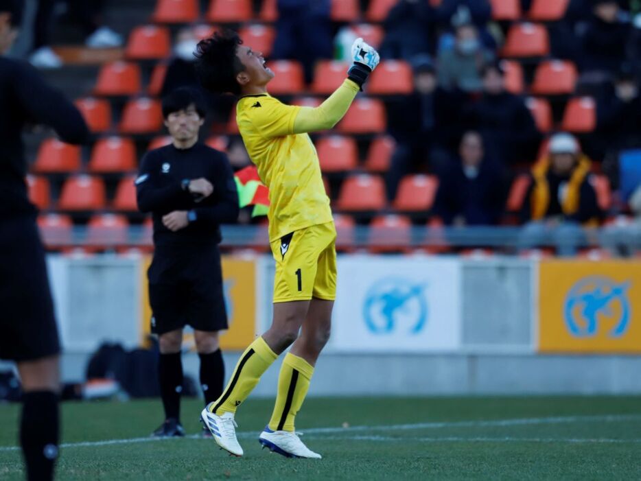 PKストップの東福岡GK後藤洸太(3年)がガッツポーズ(写真協力『高校サッカー年鑑』)(HIGH SCHOOL SOCCER YEARBOOK)