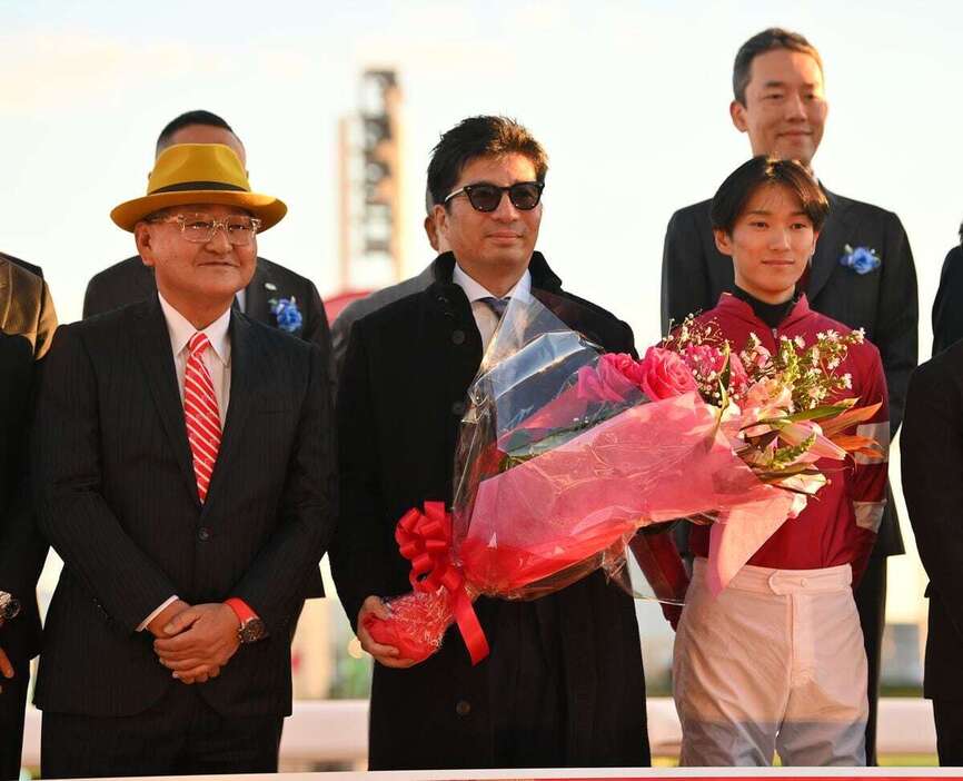 矢作芳人調教師、藤田晋オーナー、坂井瑠星騎手（左から）＝29日、大井競馬場（撮影・奈良武）