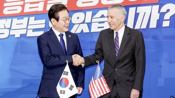 韓国野党「共に民主党」の李在明（イ・ジェミョン）代表が今年９月２６日、国会を表敬訪問した米国のフィリップ・ゴールドバーグ駐韓大使と握手をしている。キム・ソンリョン記者