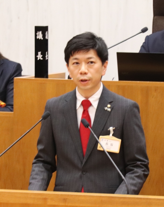 所信表明する長坂市長＝豊橋市議会本会議場で