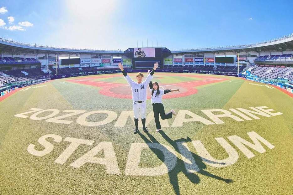 ロッテの山口航輝(左)と多田愛佳(山口のインスタグラム@5yamaguchi1より)