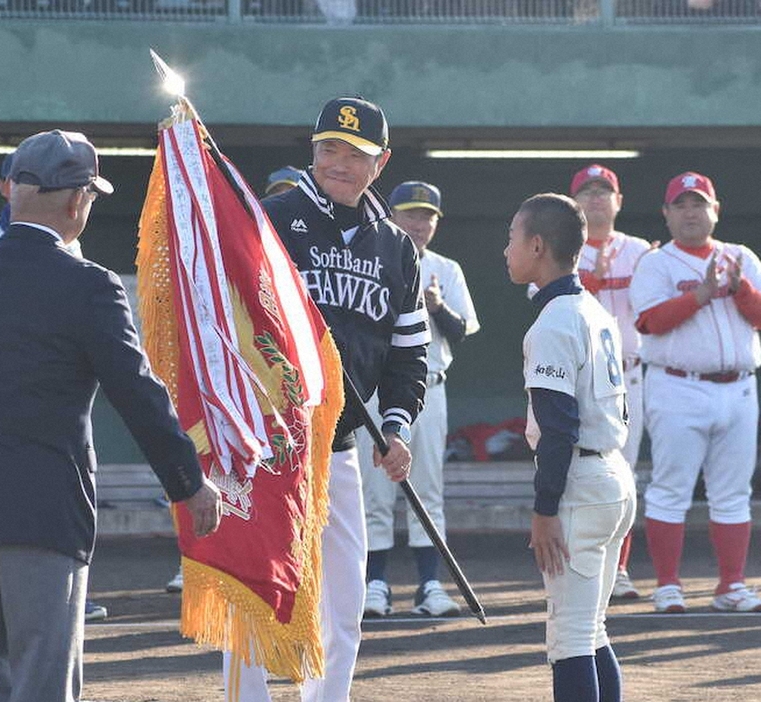 開会式で返還された優勝旗を受け取るソフトバンク・小久保監督