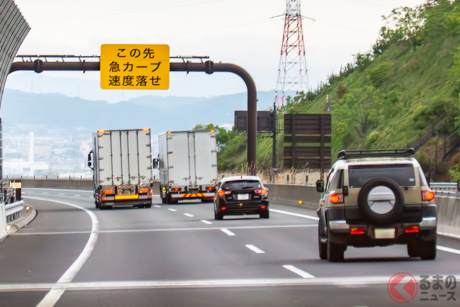 右車線をずっと走るのは…違反？［画像はイメージです］