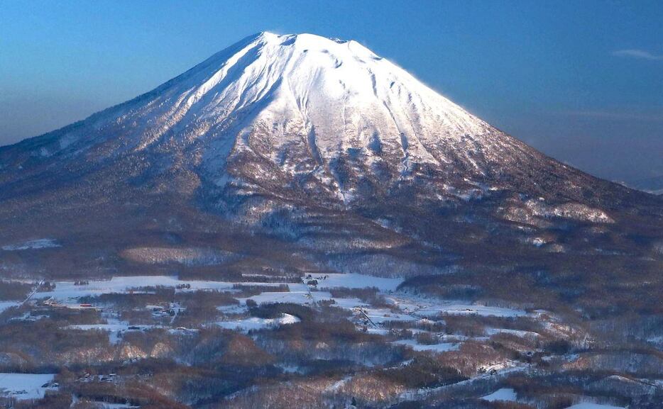 スキーリゾート地として人気が高いニセコ。蝦夷富士と呼ばれる羊蹄山に近くに移転する企業もある＝北海道倶知安町（桐山弘太撮影）