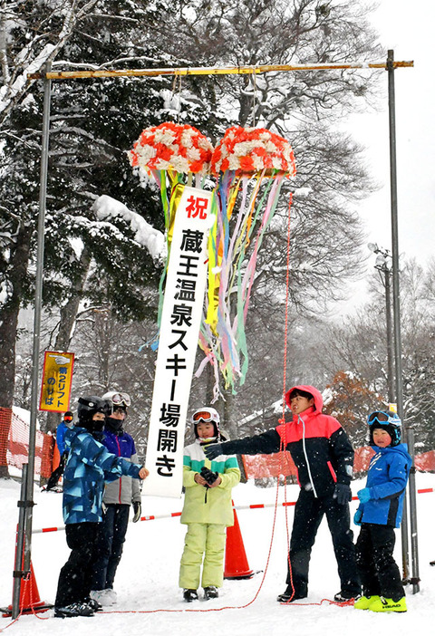 くす玉を割ってスキー場開きを祝う地元の子どもたち＝山形市・蔵王温泉スキー場上の台ゲレンデ