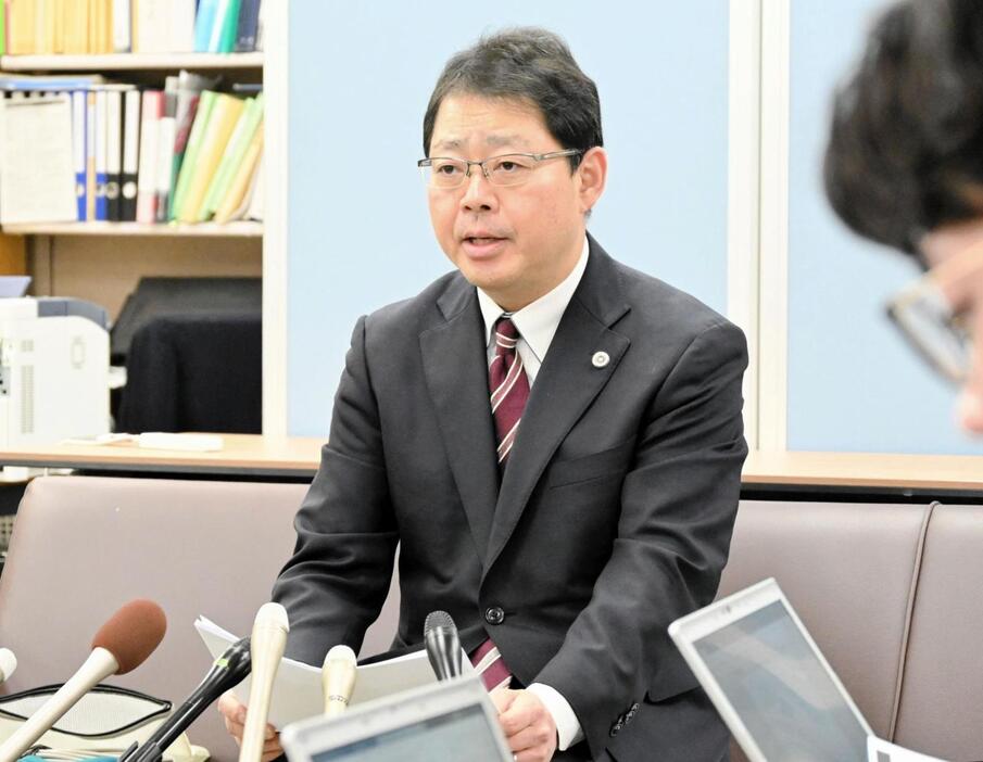 会見する「ともにつくる兵庫みらいの会」共同世話人の津久井進弁護士＝20日午前、神戸市中央区