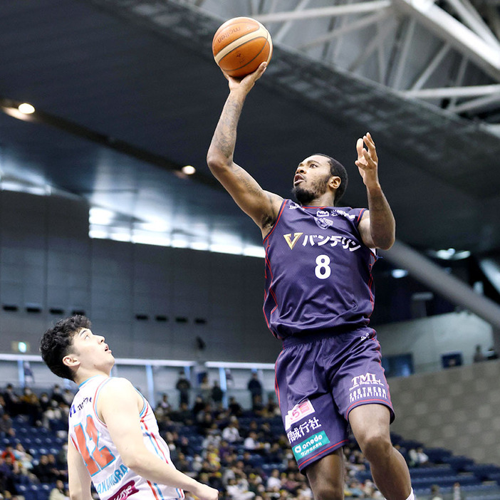 第２クオーター、シュートを決める横浜ＢＣ・クラーク＝横浜国際プール（（Ｃ）Ｂ．ＬＥＡＧＵＥ）